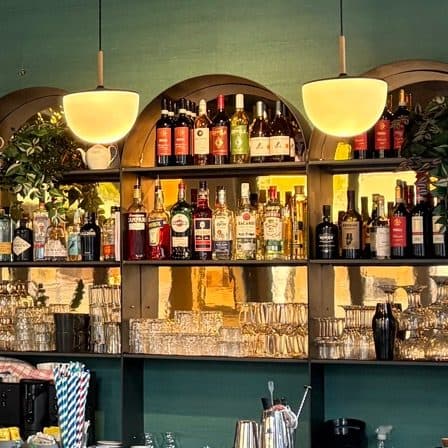 Il bar con selezione di birre artigianali e distillati