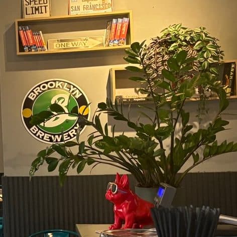 Il decor interno americano con Brooklyn Brewery e street signs